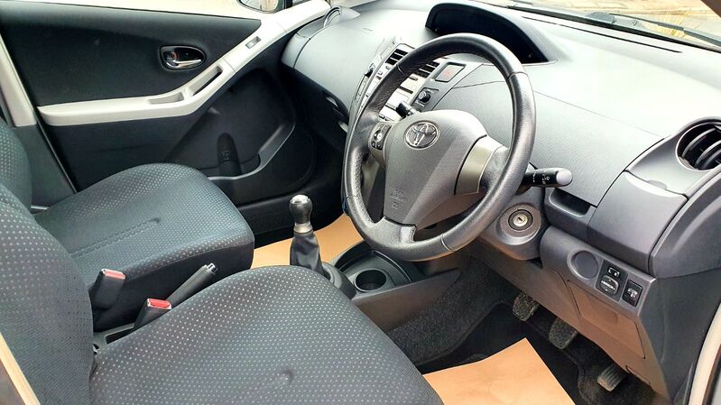 View TOYOTA YARIS VVT-I TR